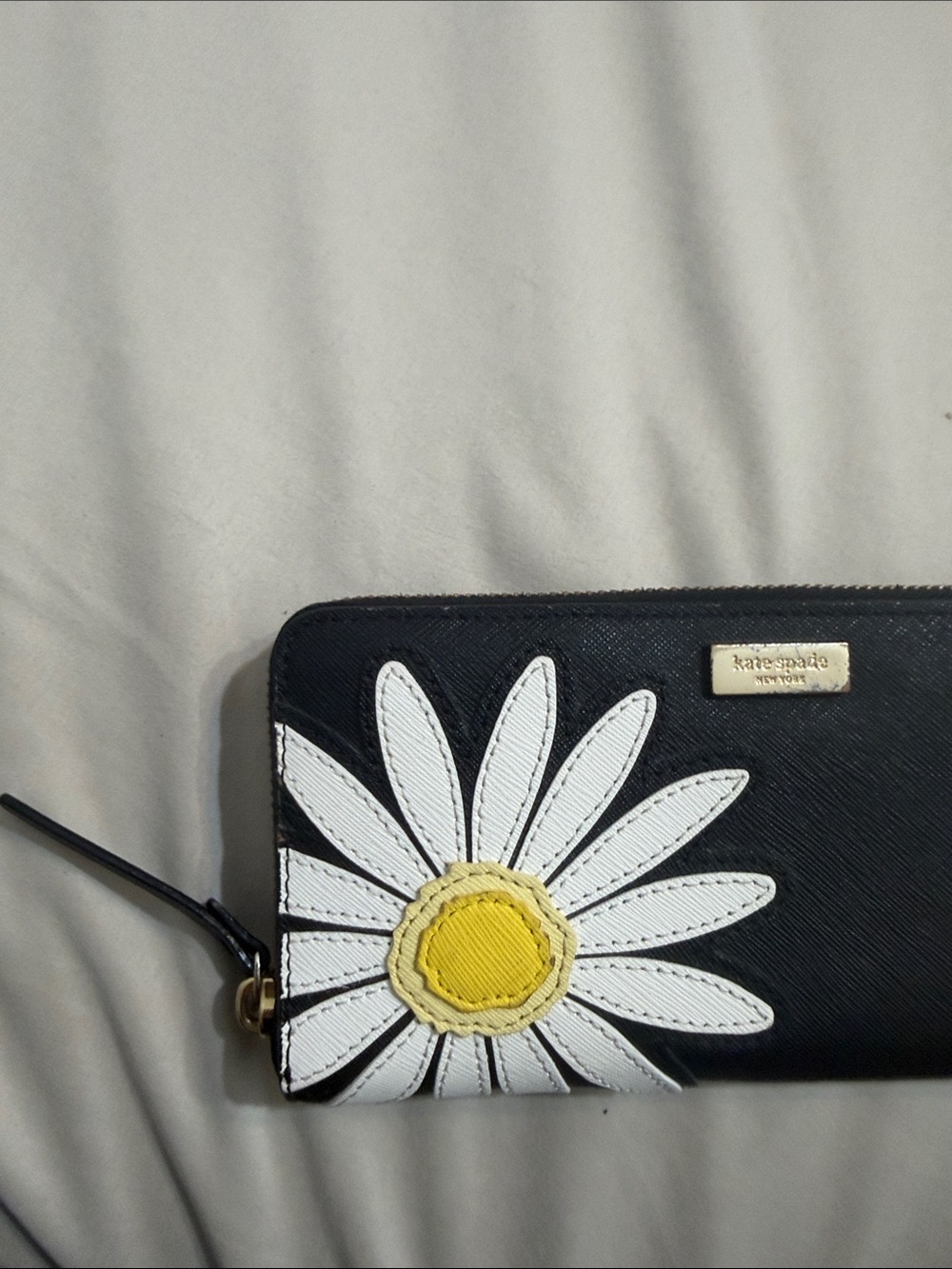 kate spade black wallet with white daisy and yellow center